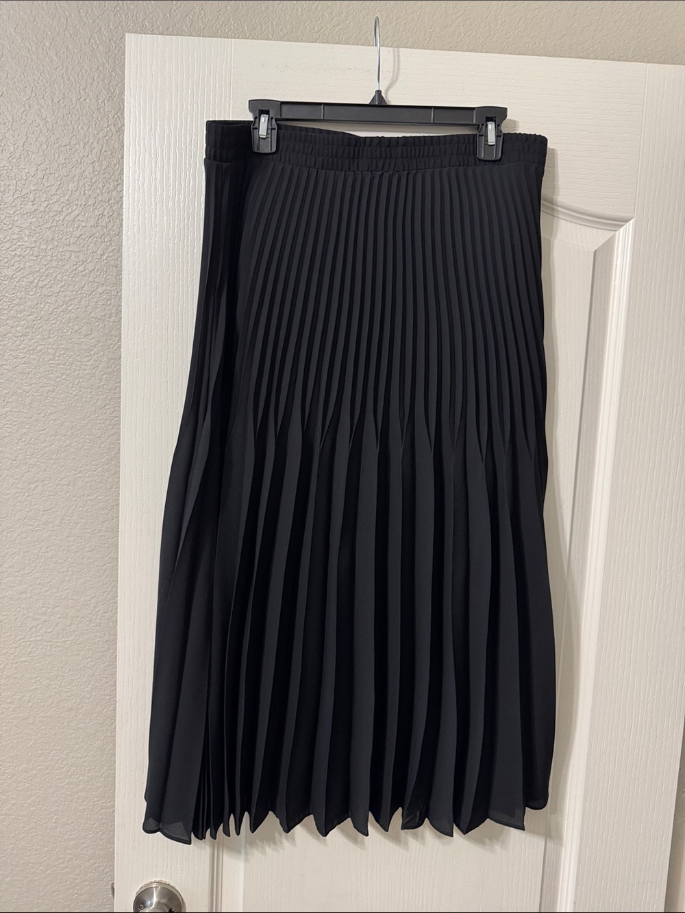 Mac Studio XL Women's Black Pleated Midi Skirt with Elastic Waist
